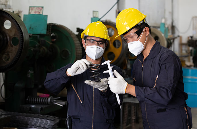 工程師使用量尺檢測彈簧尺寸