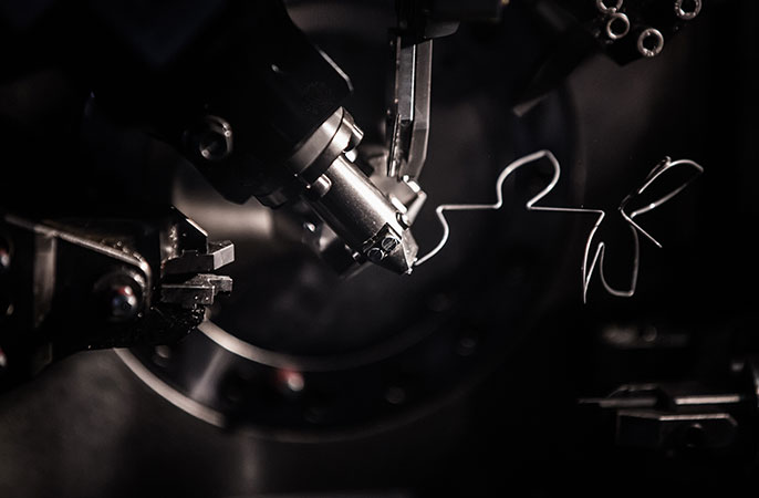 機器正在製造彈簧(線材成形)